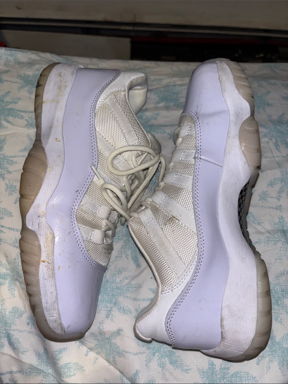 Nike Men’s White and Off-White Low-Top Sneakers
